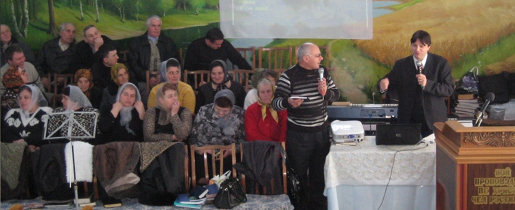 Sammy Mitrofan teaching in Ukraine